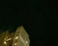 "Уже неделю над Украиной летают": необычное явление в ночном небе попало на видео