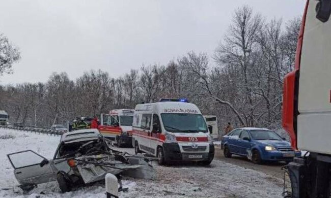 Момент ДТП с автобусом на трассе под Харьковом попал на видео: "вылетел на обочину"