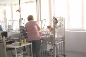 "Пішов на самоті і кликав маму": лікарі не пустили батьків до тяжко хворої дитини в Києві