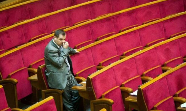 Воєнний стан в Україні депутатам не перешкода: йдуть на канікули