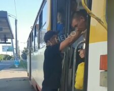 В одесском трамвае мужчины устроили разборки с пенсионерами, видео: "вломил и высадил"