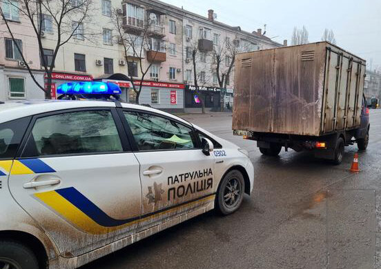 Грузовик сбил женщину в Кривом Роге, фото: «переходила на зеленый свет»