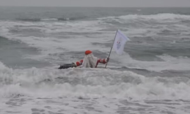 В Одесі Дід Мороз влаштував заплив у крижаній воді під час шторму: несподіване відео