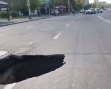 Величезний провал з'явився на жвавій трасі в Києві: "Чорна діра"