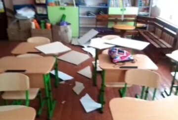 В украинской школе обрушился потолок после ремонта, видео: "Продержался два месяца"