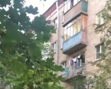 "Не втримався": 3-річна дитина випала з вікна п'ятого поверху, що відомо про НП у Вінниці