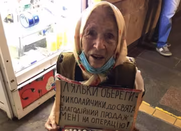 94-летняя мастерица вынуждена продавать куклы в центре Киева, чтобы оплатить операцию: "В планах дожить до 100"