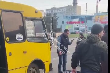 Маршрутка з пасажирами потрапила в аварію в Одесі, жінка посеред дороги: відео ДТП