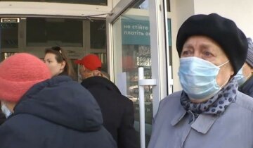 "Депутатам би так": у мережі показали "захист" українських пенсіонерів від епідемії, фото до сліз