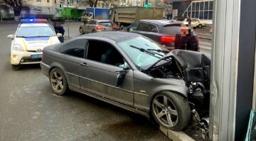 Лихач на БМВ врезался в рекламный щит: кадры с места аварии в Одессе