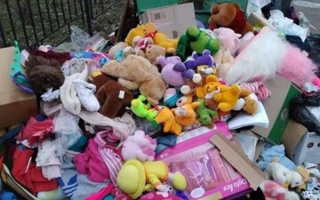 Іграшки для українських сиріт викинули на смітник, видовище до сліз: "Зажрались"