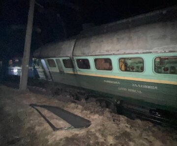 Поезд "Киев - Варшава" сошел с рельсов в районе реки: кадры с места происшествия