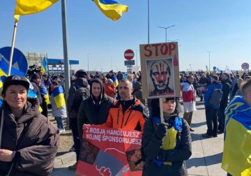 В Польше активисты блокируют на границе российские фуры: подробности