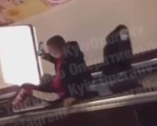 Підліток влаштував свавілля в столичному метро заради крутого відео, кадри: "Що в тій голові?"