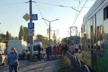 Нещастя сталося з юнаком біля ТЦ "Барабашово", фото: "трамвай зачепив і..."