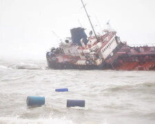 Катастрофа біля узбережжя Одеси: "речовини досягли міських пляжів", кадри НП