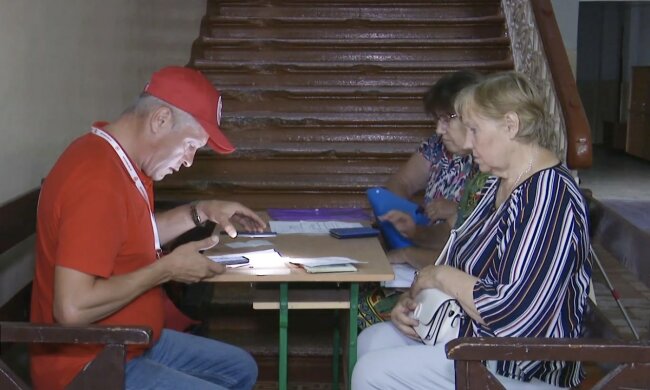 Безкоштовні продукти для ВПО та пенсіонерів у Полтаві