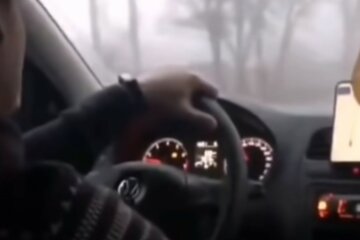 "Отказалась ехать": таксист забрызгал баллончиком женщину на глазах у ребенка, видео