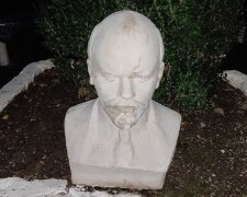 Бюст Ленина "вернули" в городской парк, фото: "Выглядит дедушка очень даже ничего"