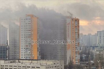 Пожар охватил 25-этажный дом в Одессе, началась срочная эвакуация: видео ЧП