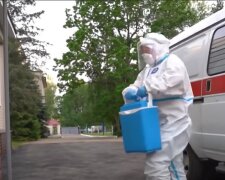 "Кора дуба, подорожник и не только", в РФ решили добить россиян новой "вакциной": что в составе