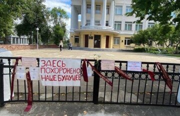 В Беларуси выпускники школ устроили красноречивый флешмоб, кадры: "Здесь похоронено наше будущее"