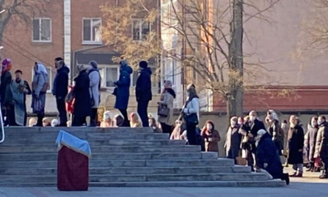 "Зате в парки не можна": у Житомирі люди масово кинулися до церкви, незважаючи на заборону, кадри