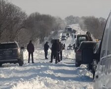 "Трассу открыли, а снег не убрали": на видео показали, как водители увязли в сугробах на Одесчине