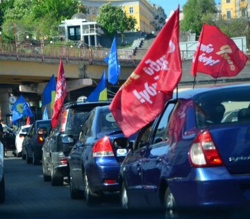 Сторонники Медведчука и Шария устроили в Одессе шествие с красными флагами