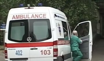 Под Одессой пьяный иностранец отправил украинку в больницу, фото: "упали со склона"