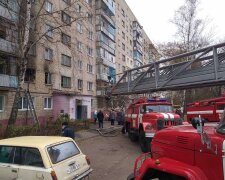 Замыкание проводки привело к пожару в многоэтажке: кадры ЧП на Одесчине