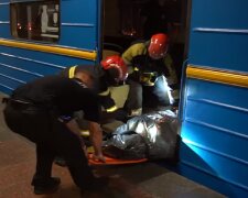 Трагедия в киевском метро, ​​появились кадры: "Тело нашли под вторым вагоном"