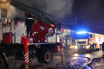 Масштабна пожежа в Харкові затягнулася на десять годин, полум'я охопило все навколо: кадри НП