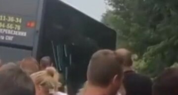 Возвращались с моря: автобус с людьми попал в аварию под Запорожьем, видео с места