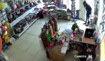 В Одессе продавец магазина поплатился за халатное отношение в работе: видео набирает популярность