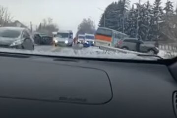 Зіткнулися автобус з людьми, бус та легковик: масштабна ДТП сталася на Волині, кадри