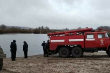 Авто упало с моста в реку на Харьковщине, внутри были пассажиры: кадра с места