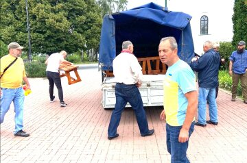 "Рідна країна" подарила Каневу скамейки для Успенского собора: кто помог восстановить святыню