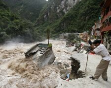 Шокуючі кадри лиха у Перу: потік багнюки змиває міста – фото, відео