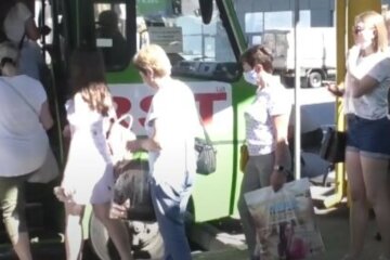 Дірява маршрутка розвозить пасажирів по Харкову, фото: "Перелом ніг включений"