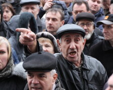«ДНРовцы» устроили бунт из-за закрытия крупнейшего завода (видео)
