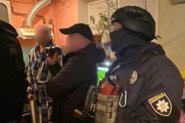 На Днепропетровщине мужчина с гранатой ворвался в банк: что удалось выяснить полиции