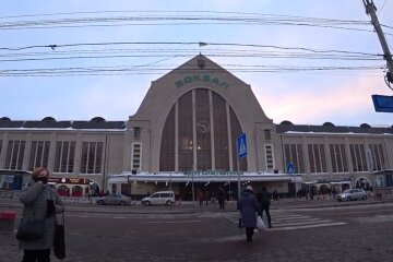 ЧП на центральном вокзале в Киеве: прямо у входа оборвалась жизнь человека, видео с места
