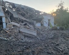Массированный удар по Николаеву, разрушены школа и дома: кадры огромной воронки
