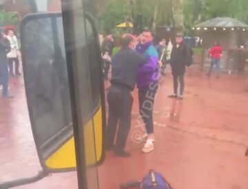 Маршрутчик с дубинкой набросился на пассажира, видео: "не захотел платить за проезд"