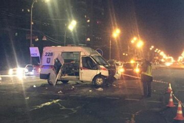 В Одесі швидка летіла на виклик і потрапила в аварію: кадри ДТП і подробиці