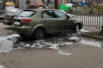 В Днепре автовладелец устроил мойку прямо посреди тротуара: подробности и видео