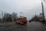 Трамвай сошел с рельсов и едва не зацепил авто: видео "дрифта" в Харькове