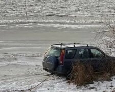 В Киеве пьяный водитель на Toyota заехал в Днепр: "К воде потянуло после водочки"