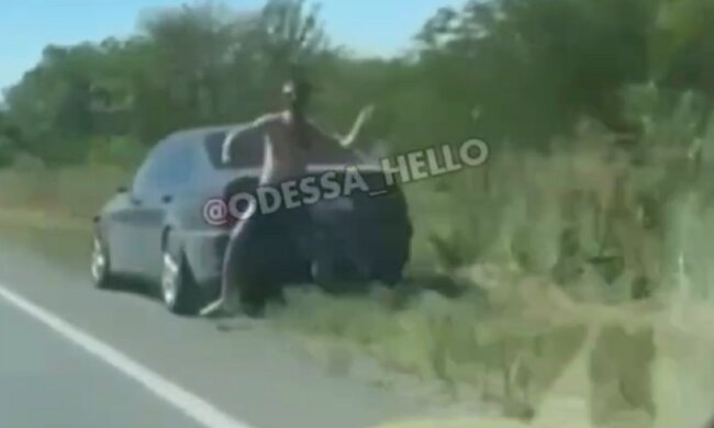На одеській трасі з камінням кидаються на авто: свавілля потрапило на відео